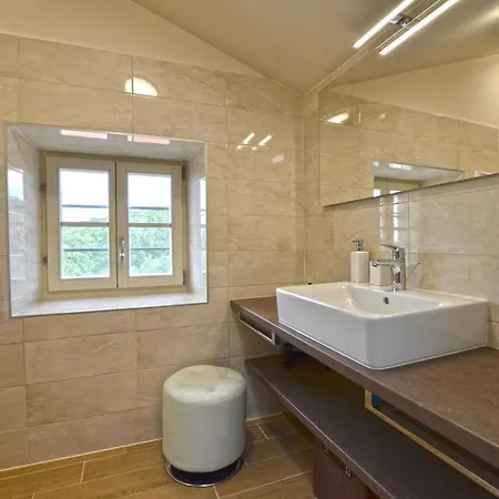 Nyaraló Tranquil Getaway With Shared Pool In - One Bedroom Bale