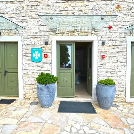 Hébergement de vacances Tranquil Getaway With Shared Pool In - One Bedroom