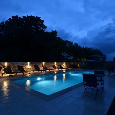 Tranquil Getaway With Shared Pool In - One Bedroom Semesterbostad *