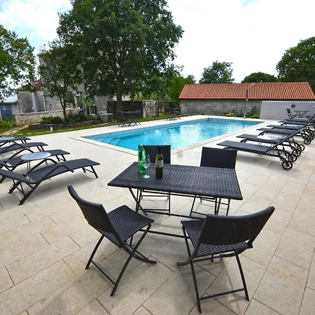 Semesterbostad Tranquil Getaway With Shared Pool In - One Bedroom Bale