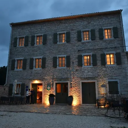 Semesterbostad Tranquil Getaway With Shared Pool In - One Bedroom