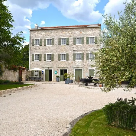 Tranquil Getaway With Shared Pool In - One Bedroom Semesterbostad Bale