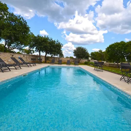 Сasa de vacaciones Tranquil Getaway With Shared Pool In - One Bedroom Bale
