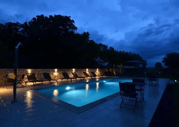 Tranquil Getaway With Shared Pool In - One Bedroom 別荘 *