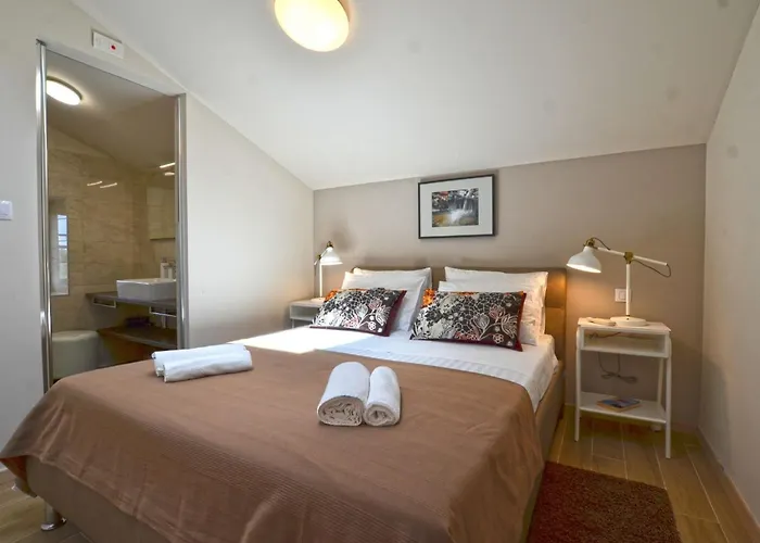 Tranquil Getaway With Shared Pool In - One Bedroom 別荘