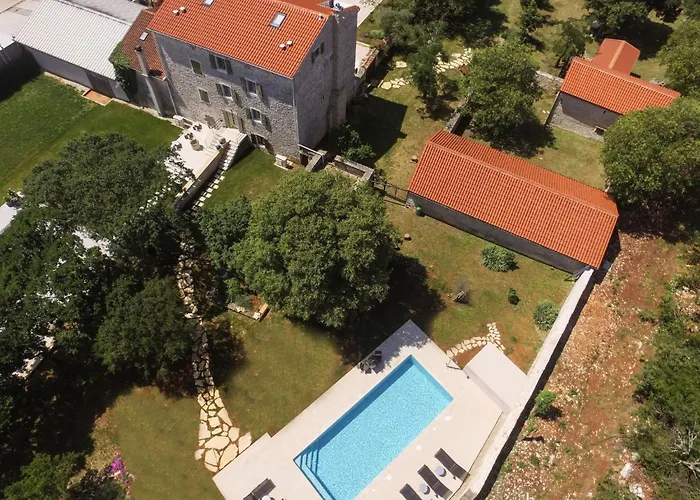 Tranquil Getaway With Shared Pool In - One Bedroom 別荘 ベール