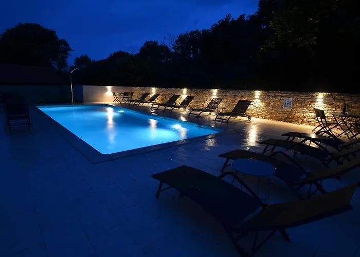 Tranquil Getaway With Shared Pool In - One Bedroom 別荘 ベール