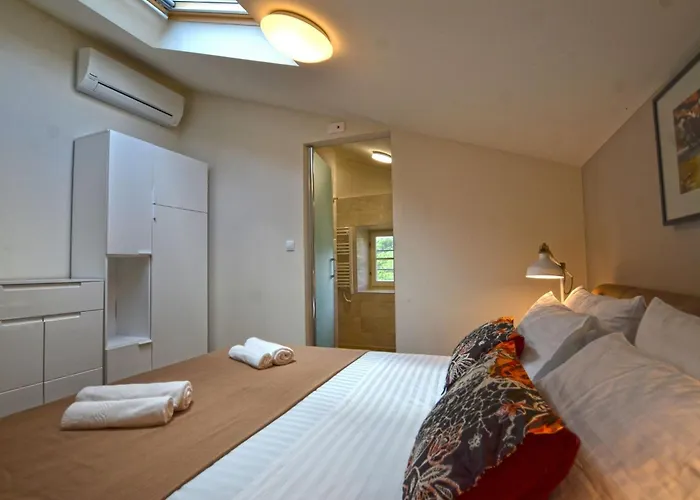 Tranquil Getaway With Shared Pool In - One Bedroom 別荘