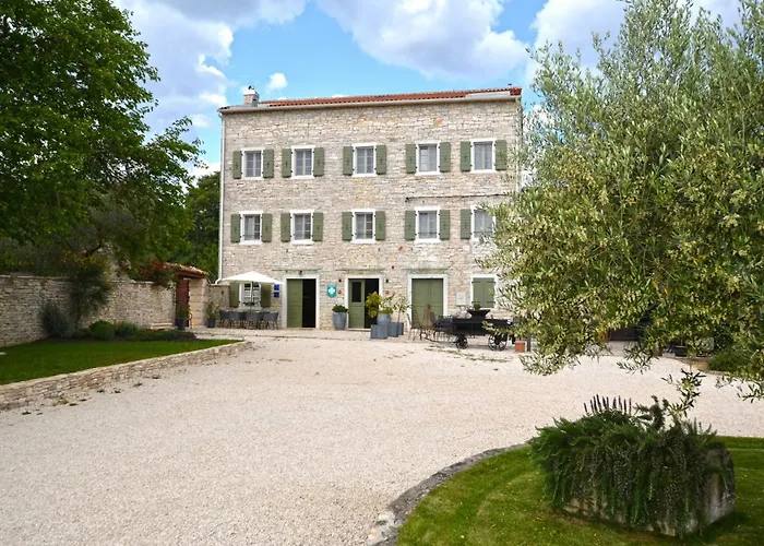 Tranquil Getaway With Shared Pool In - One Bedroom 別荘 ベール